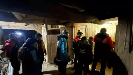 95 Yaşındaki Hasta, Ağır Kar Nedeniyle Ulaşılamayan Köyden Kurtarıldı