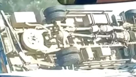 Bursa’da Kargo Aracı Devrildi, Şoför İtfaiye Tarafından Kurtarıldı