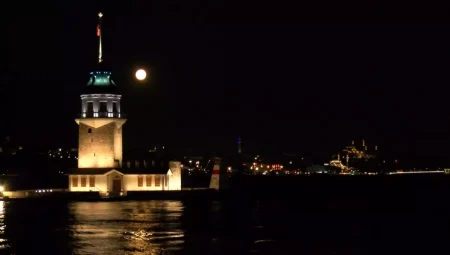 İstanbul’da baharın habercisi ‘Pembe Ay’ görsel şölen oluşturdu