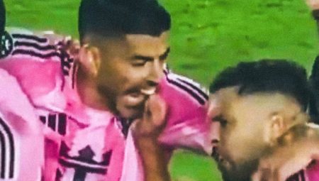 Luis Suarez bu sefer ekip arkadaşını ısırdı