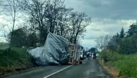 Tekirdağ’da Saman Yüklü Tır Devrildi, Şoför Yaralandı