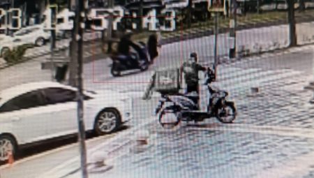 Batman’da motosikletin yayaya çarpma anı kamerada