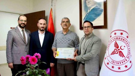 Emekli olan 43 yıllık doktora veda