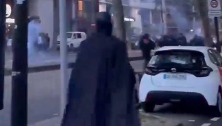 Fransa’da PSG şampiyonluğu sonrası sokak olayları: Batman kostümü ile katıldı