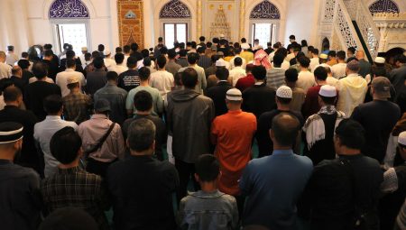 Tokyo’da bayram coşkusu taştı! Cemaat avluya sığmadı, namaz 3 kez kılındı