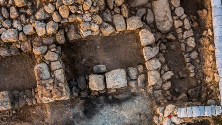 2.700 yıllık gizem gün yüzüne çıktı: Konağın içinde 750 kiloluk dev taş bulundu
