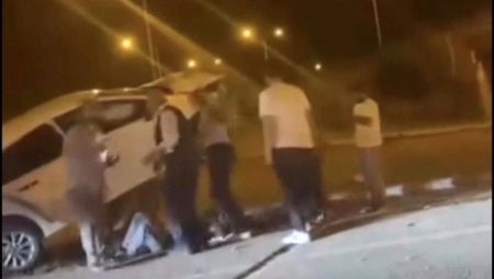Aydınlatma direğine çarpan araba, beton esası üzerinde asılı kaldı
