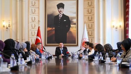Bakan Gürlek, HAKMED temsilcileriyle bir ortaya geldi