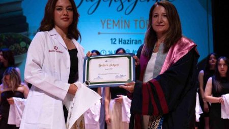 Beslenme ve Diyetetik Kısmı mezunları diyetisyenlik yemini etti