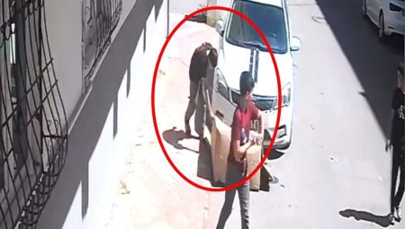 Çocuğun yaktığı karton, arabası tutuşturdu; o anlar kamerada