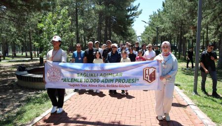 Elazığ’da çocuklar ve gençler, aileleriyle birlikte yürüdü