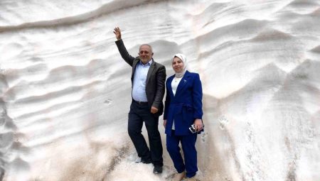 Haziran ayında 4 metreyi aşan karı görmek için Mereto Dağına tırmanıyorlar