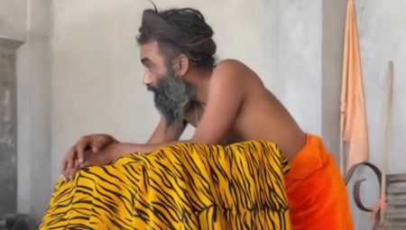 Hindistan’da bir adam, inandığı tanrıyı görebilmek için 12 yıldır ayakta duruyor