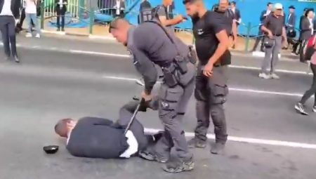 İsrail polisinden Haredi Musevilere tekme tokat müdahale