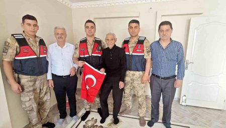 Jandarmadan şehit babalarına Babalar Günü ziyareti