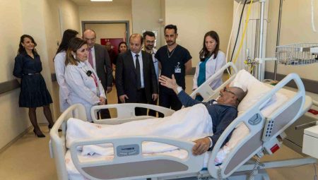 Manisa’da beyin pili ile Parkinson hastası tekrar yürümeye başladı
