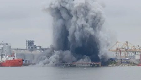 Romanya’nın Karadeniz’deki Köstence Limanı’nda bir insansız deniz aracında patlama meydana geldi