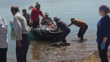 Siirt’te bahçede kötüleşen hasta, tekneyle ambulansa ulaştırıldı