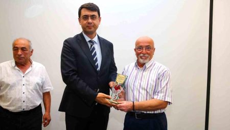 Uşak’ta kan bağışçılarına plaket taktim edildi