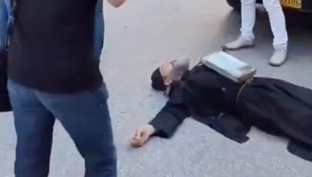 Yunanistan’da bir rahip yola yatarak LGBT merasimini engelledi